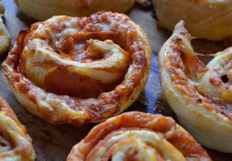 13 Papa Murphy's Pizza Hacks That'll Make You Quit Your Diet - If you don't want to cook a whole pizza, roll it using a bit of olive oil to make pizza rolls! #pizza #papamurphys Papa Murphys Pizza, Snack Dip Recipes, Pizza Hacks, Pizza Roll Recipe, Pizza Roll Up, Pizza Roll, Make Ahead Freezer Meals, Starbucks Drinks Recipes, Famous Recipe