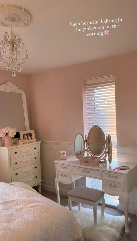 Light Pink Modern Bedroom, Cotteque Room Ideas, Light Pink Walls Bedroom, Baby Pink Bedroom, Light Pink Room, Pink Girly Room, Chic Room Decor, Coquette Bedroom, Long Room