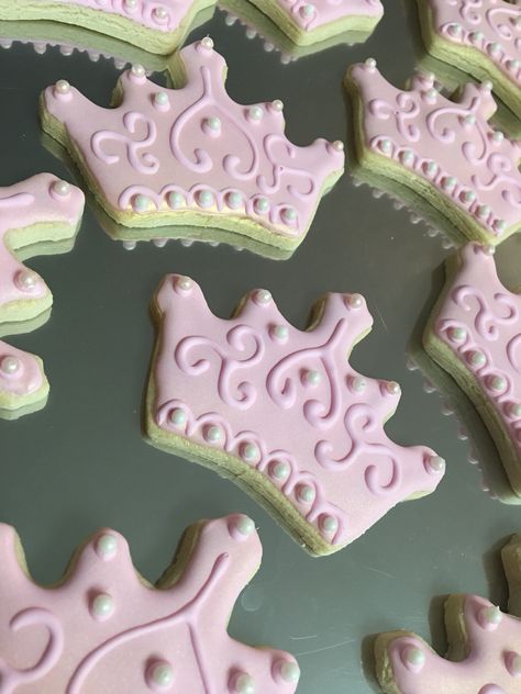 Crown Decorated Cookies, Crown Cookies Decorated, Princess Crown Cookies, Crown Sugar Cookies, Queen Cookies, Pink Princess Party Ideas, Princess Sugar Cookies, Cinderella Cookies, Sleeping Beauty Party Ideas