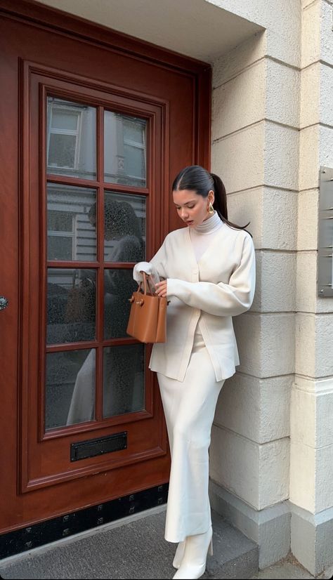 Cream Business Outfit, Modest Luxury Outfits, Modest Dressing Aesthetic, Grey And Gold Outfit, Elegant Outfit Classy Winter, Elegant Outfit Modest, Modest Fall Outfits Muslim, Cute And Modest Outfits, Dressy Sweater Outfits