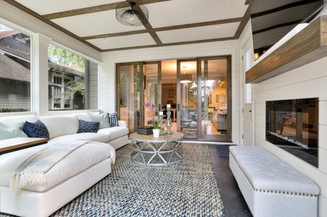 Transitional Sunroom, Modern Craftsman Exterior, Coastal Sunroom, Four Seasons Room Addition, Sunroom Remodel, Four Seasons Room, Modern Family Rooms, Sunroom Ideas, White Molding