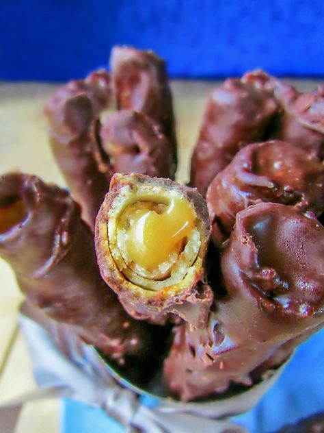 CHILEAN CHOCOLATE & CARAMEL COOKIE STICKS - CUCHUFLIS - 📷 Food Photo Shoot 📷 — Steemit Chilean Desserts, Healthy Latin Recipes, Egg Yolk Recipes, Chilean Food, Chocolate Caramel Cookies, South American Recipes, Chilean Recipes, Cookie Sticks, American Desserts