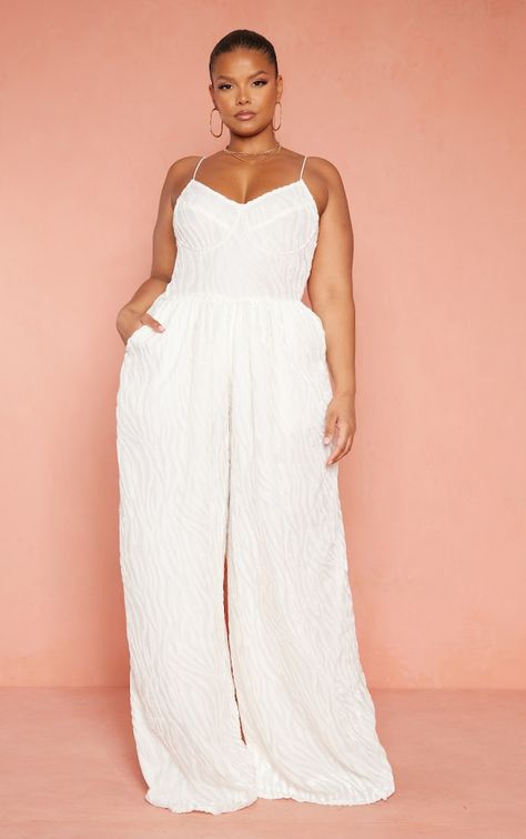 Plus Size Reception Outfit, Plus Size Ibiza Outfits, Plus Size Hen Do Outfit, Old Money Fashion Plus Size, Plus Party Outfit, All White Outfit Plus Size, Plus Size Wedding Jumpsuit, White Outfit Plus Size, Plus Size White Jumpsuit