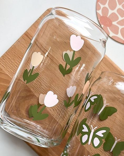 Tulip Garden Glass Can Cup #sublimationdesigns #tumblerdesigns #vinyldesigns #sublimationideas #tumblerwraps #svg Glass Cup Painting Designs, Glass Painting Ideas Aesthetic, Drawing On Glass Cups, Vinyl Designs For Cups, Simple Glass Painting, Pot Lukis, Painted Glass Cups, Paint Glass Jars, Glass Cup Painting