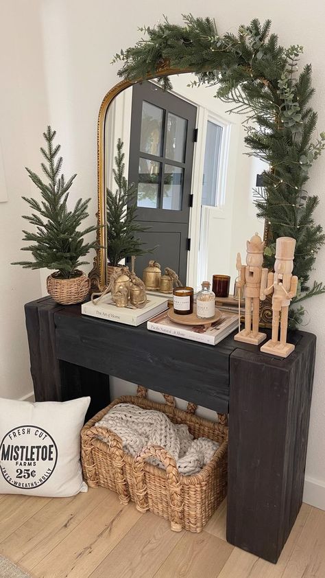 Mirror Christmas Garland, Christmas Entry Table, Christmas Entry, Christmas Entryway, Christmas Apartment, Classic Christmas Decorations, Cozy Christmas Decor, Christmas Decor Inspiration, Christmas Tree Inspiration