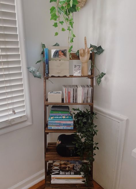 Ladder Bookshelf Decor Bedroom, Ladder Bookshelf Ideas, Ladder Bookshelf Bedroom, Ladder In Room, Small Ladder Shelf Decor, Ladder Shelf With Plants, Book Shelf Small Room, Standing Shelf Decor Bedroom, Ladder Bookshelf Aesthetic