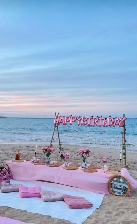 Birthday Decoration At Beach, Picnic On The Beach Birthday, Beach Picnic Table Ideas, Birthday Party At The Beach Ideas, Summer Birthday Decoration Ideas, Beach Party Decor Ideas, Birthday Decoration Ideas Outside, Cute Party Ideas For Teens, 16 Birthday Beach Party Ideas