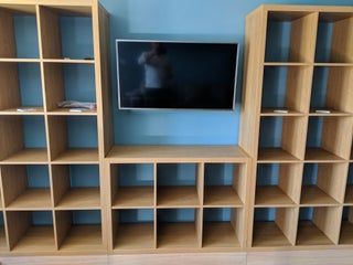 Ikea Kallax Tv Wall Unit Ideas, Kallax Oak Effect, Kallax Media Wall, Kallax Oak, Kallax Tv Unit, Kallax Wall, Bookcase Partition, Ikea Cube, Ikea Bookshelf