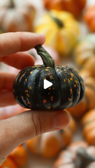 Craft Pumpkin Painting Ideas, Air Dry Pumpkins, Painting Ceramic Pumpkins, How To Make A Pumpkin, Fimo Pumpkin, Polymer Clay Pumpkins, Clay Pumpkin Diy, Autumn Clay Ideas, Fall Clay Ideas