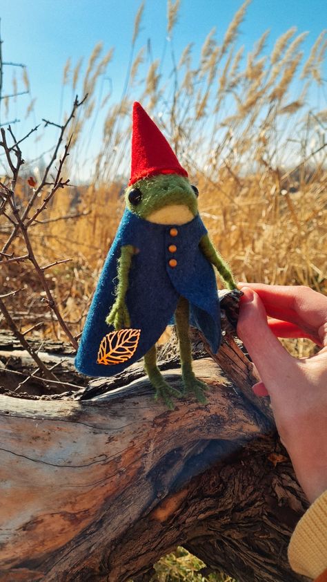 Frog And Toad Plush, Needle Felt Frog, Needle Felted Frog, Felted Frog, 2022 Costumes, Felt Frog, Creepy Creatures, Frog Plush, Neil Patrick