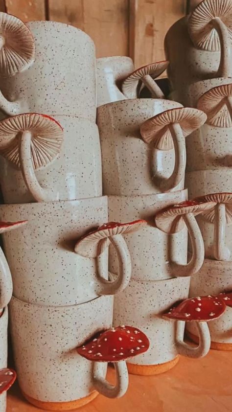 Mushroom Mugs, Ornaments Homemade, Sculptures Céramiques, Tanah Liat, Styrofoam Ball, Diy Felt, Pottery Crafts, Pottery Classes, Ceramics Pottery Art