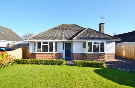 Bungalow Exterior Makeover, 1940s Bungalow, 1930s Bungalow, Bungalow Ideas, Renovation Exterior, Modern Bungalow Exterior, Bungalow Kitchen, Bungalow Renovation, Bungalow Exterior