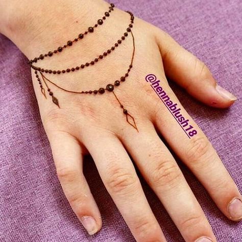 23 Simple Henna Designs That Are Easy to Draw | Page 2 of 2 | StayGlam Tattoos Pulseras, Tattoo Main, White Henna Designs, Henne Tattoo, Simple Henna Designs, Small Henna, Tato Henna, Finger Henna Designs, Henna Tattoo Hand