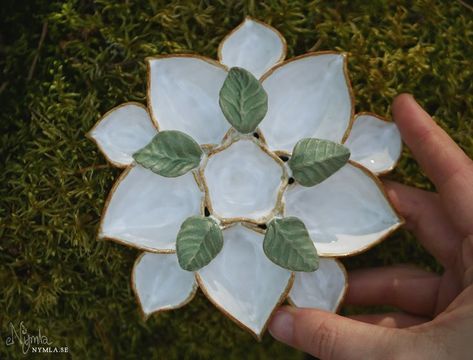 Handmade stoneware ceramics paint palette in the form of a little flower with green leaves! Made for watercolor, aquarelle, gouche or other paints. #Ceramic, pottery, clay, goblincore, aesthetic, style, decor, forest, nature, organic, artisan, unique, craft, sculpture, cottagecore, aesthetic, artwork. Nature Sculpture Art, Craft Sculpture, Flower Paint, Goblincore Aesthetic, Coil Pottery, Aesthetic Artwork, Paint Palettes, Flower Drawing Tutorials, Pottery Clay