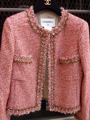 I believe Chanel’s jacket is the most beautiful jacket any woman could wear. It is a must in every closet (there are similar ones in Mango,H&M,and Zara,Tory Burch,Antonelle). It could go … Chanel Style Jacket, Chanel Tweed Jacket, Chanel Fashion Show, Chanel Resort, Mode Chanel, Sewing Clothes Women, Chanel Jacket, Chanel Inspired, Chanel Couture