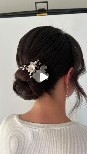 Jay Kay Braids & Bridal on Instagram: "Sleek and clean bridal bun ft our Luxembourg Garden Pins & Flora Clip!  which accessory do you prefer? Comment with your favorite!🤍✨" Bun With Hair Clip, Hair Bun Accessories, Clean Bun, Sleek Bridal Bun, Donut Bun, Jay Kay, Bun Hair Piece, Bridal Bun, Bridal Hair Buns