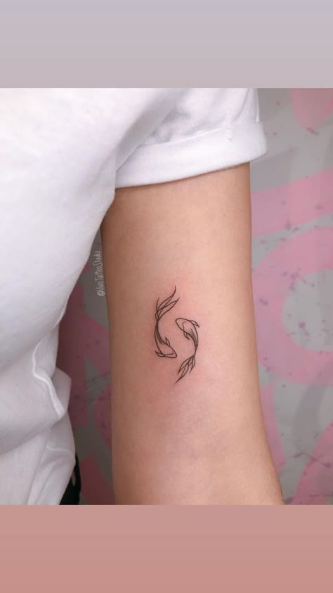 Back Tattoo Small Upper, Small Coyfish Tattoo, Side Wrist Tattoos, Kpop Tattoos, Rib Tattoos For Women, Small Girly Tattoos, Flower Wrist Tattoos, Feather Tattoo Design, Fish Tattoo