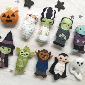 Vampire Creature, Animal Felt Patterns, Werewolf Witch, Halloween Tree Ornaments, Felt Plushies, Felt Characters, Frankenstein Bride, Plushies Diy, Zombie Vampire