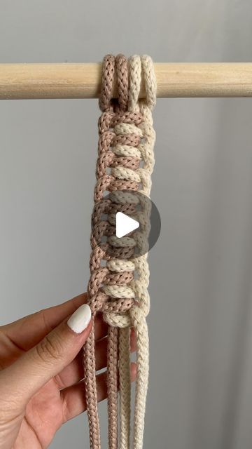 Finishing Knots For Macrame, Knotting Technique, Hitch Knot, Paracord Bracelet Designs, Half Hitch Knot, Belt Design, Macrame Knot, Paracord Bracelet, Paracord Bracelets