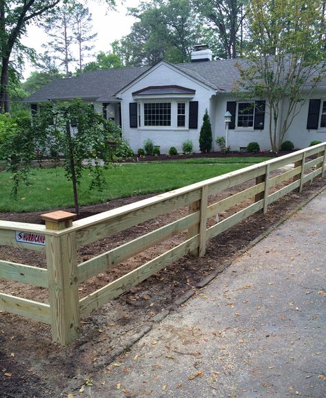 Simple Front Yard Fence, Front Yard Split Rail Fence, Property Line Fence Ideas, Property Fence Ideas, Fence Around House, Ranch Style Fence, Front Yard Fence Ideas, Farmhouse Fence, Driveway Fence