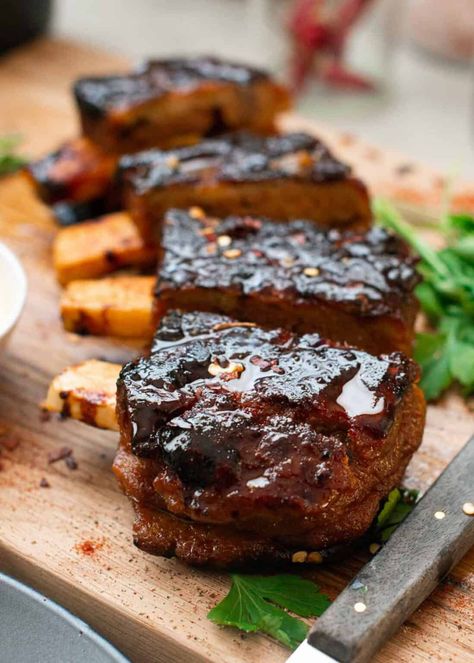 Extra Juicy Vegan Ribs Recipe (made of Seitan) - Carlo Cao Vegan Short Ribs, Best Seitan Recipes, Seitan Recipes Vegan, Vegan Ribs Recipe, Portobello Steaks, Tvp Recipes, White Chocolate Cheesecake Recipes, Vegan Fajitas, Vegan Ribs