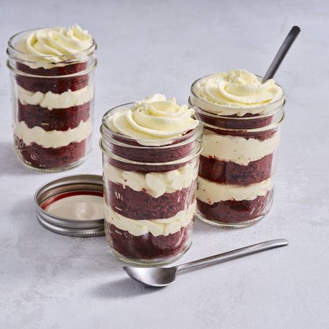 Red Velvet Cake in Jars Blue Velvet Cake, Homemade Holiday Treats, Blue Velvet Cakes, Cake Jars, Dreamy Desserts, Red Velvet Cake Mix, Cake In A Jar, Dessert In A Jar, Blue Food Coloring