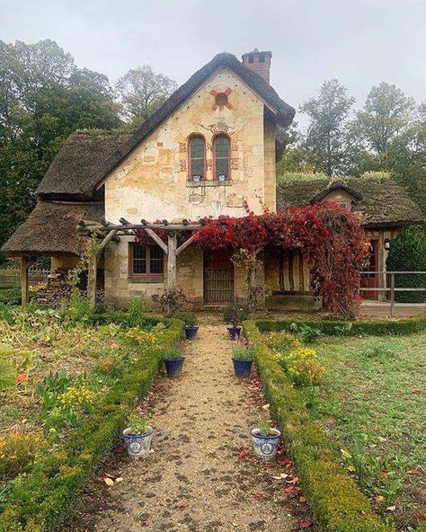 Juste love it The Gardener’s House, built in 1784, located in Queen Marie Antoinette’s hamlet/mini-village in the grounds of Versailles 📷sam.daytripper Queen Marie Antoinette, Victorian Renovation, The Gardener, Cottage Art, Victorian Architecture, French Cottage, House Built, Abandoned Houses, Pretty House