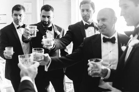 Must Have Wedding Photos Getting Ready, Wedding Photo Ideas Groom And Groomsmen, Getting Ready Wedding Photos List, Groom Prep Photography, Groom With Groomsmen Photos, Groomsmen Poses Photo Ideas, Bridesmaid Groomsmen Photos, Groom Get Ready Photos, Grooms Getting Ready Photos