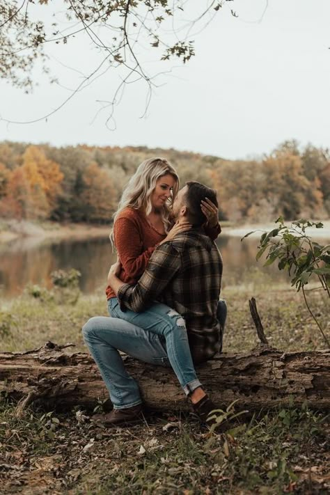 Fall Photography Couples, Best Couple Photography Poses, Engagement Picture Poses, Engagement Photography Fall, Fall Couple Pictures, Fall Couple Photos, Fall Photo Shoot Outfits, Fall Couple, Fall Engagement Pictures