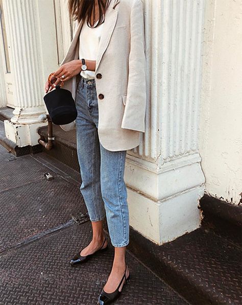 blazing hot in jeans and a blazer. And just note, you don't need high heels to look chic or sexy. Minimalist Moda, Pijamas Women, Blazer Outfit, Outfit Jeans, Looks Street Style, Fashion Baby, Looks Chic, Blazer Outfits, 가을 패션