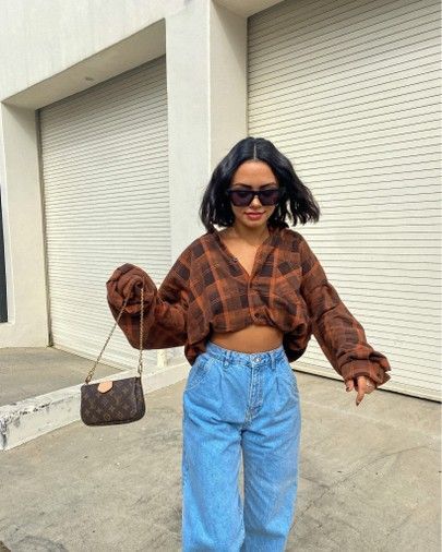 Stylish Flannel Outfits, Flannel Bodysuit Outfit, Loose Flannel Outfits, Flanal Outfits Winter, Cute Ways To Wear Flannels, Outfits With White Flannel, Cool Flannel Outfits, Styling A Flannel Shirt Outfit, Crop Top And Flannel Outfits