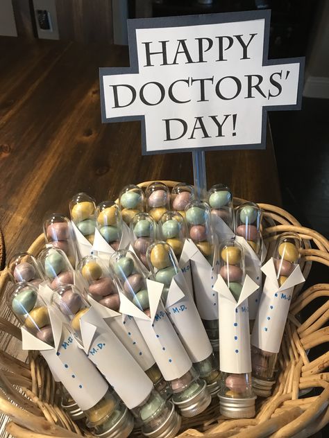 Doctor’s week gift idea 😊 Medical Giveaway Ideas, Doctor's Day Gift Ideas, Drs Day Gift Ideas, Dr Appreciation Day Ideas, Dr Day Gift Ideas, Doctor Day Gift Ideas, Doctor Graduation Party Ideas, Doctors Day Ideas, Doctors Day Ideas Gifts