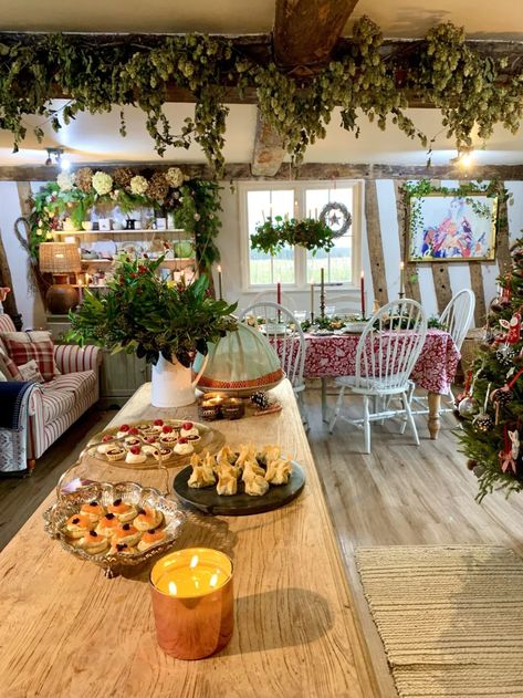 English Country Christmas Aesthetic, Christmas Decor Cottage, Christmas Cottages, English Christmas Decor, Country Cottage Christmas Tree, English Cottage Christmas Living Room, Christmas Cottage Aesthetic, Cosy Christmas Cottage, English Country Christmas