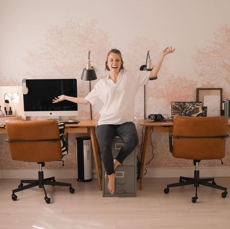 Sarah Therese on Instagram: “wallpaper dreams coming true in the office thanks to @sianzeng 🤩 new vlog on this and some more house things is LIVE. linked in my bio 🏃🏻‍♀️” Wallpaper For Office, Sarah Therese, Zen Office, House Things, Instagram Wallpaper, Dream Come True, Pink Wallpaper, The Office, Standing Desk