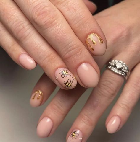 Honey Themed Nails, Honeybee Nail Design, Bee Nail Art Designs, Nail Art Bee, Short Luminary Nails, Honey Nails Design, Bee Nails Design, Honeycomb Nails, Honey Bee Nails