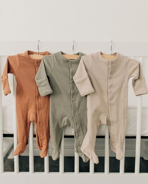 Clothes Stores, Storing Baby Clothes, Boho Baby Clothes, Fashionable Baby, Baby Club, Neutral Baby Clothes, Baby Sleepers, Minimalist Baby, Clothes Boutique