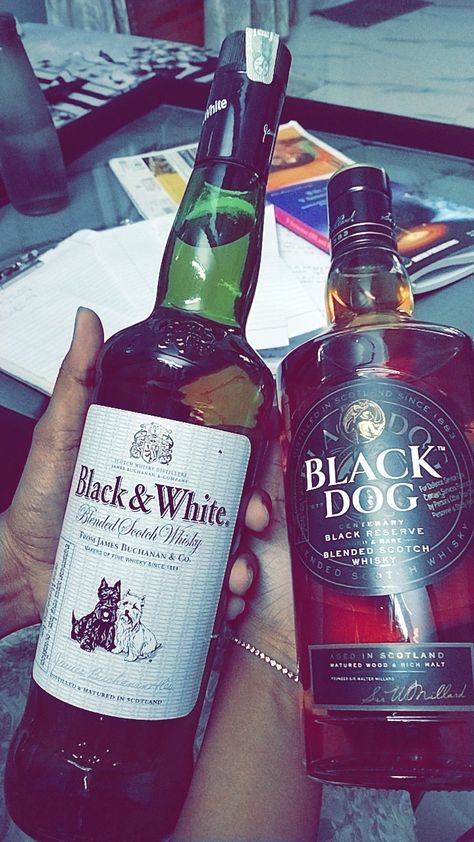 Night Alcohol Snapchat, Whiskey Snap, Wine Snap, Drink Pic, Drinks Pictures, Money Images Cash Indian, Friends Party Night, Alcoholic Drinks Pictures, Daaru Party Pic