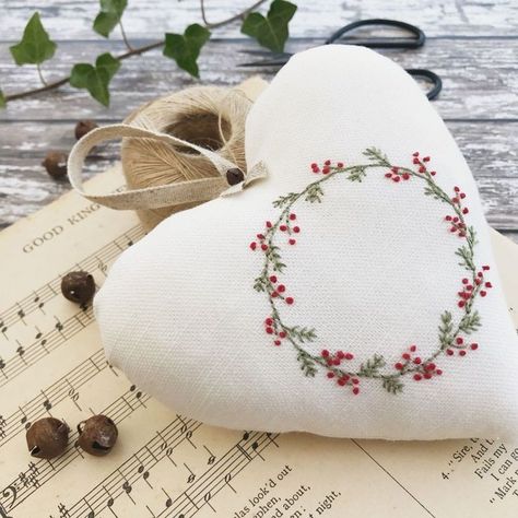 Sulaman Pita, Sewing Patchwork, Embroidery Hearts, Christmas Embroidery Patterns, Fabric Hearts, Christmas Embroidery Designs, Embroidery Christmas, Christmas Wreaths To Make, Embroidered Heart