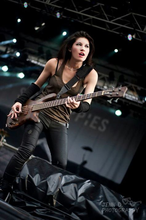 Emma Anzai, Sick Puppies Shimon Moore, Emma Anzai, Sick Puppies, Heavy Metal Girl, Bass Players, Women Of Rock, Guitar Girl, Female Guitarist, Female Musicians