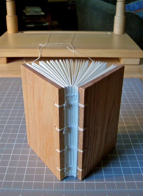 Medieval Carolingian Bookbinding. I'm in love with the wooden covers Wooden Notebooks, Homemade Books, Bookbinding Tutorial, Tv Tray, Medieval Books, Book Binding Diy, Leather Book Covers, Valentine Cards Handmade, Wooden Boards