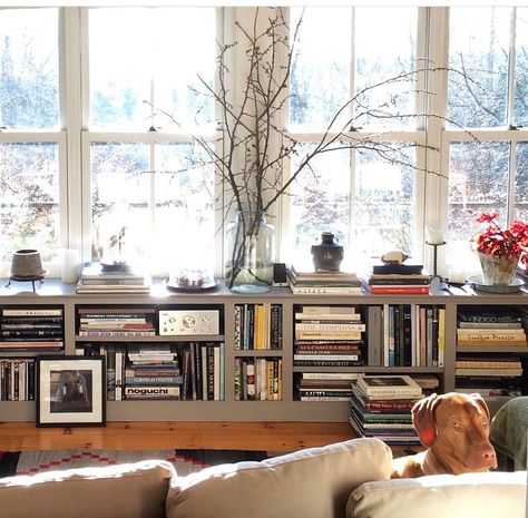 Bookshelf window seat Lots Of Books, Interior Simple, Home Libraries, Natural Home Decor, Book Shelf, Cheap Home Decor, Unique Home Decor, Built Ins, Home Decor Kitchen