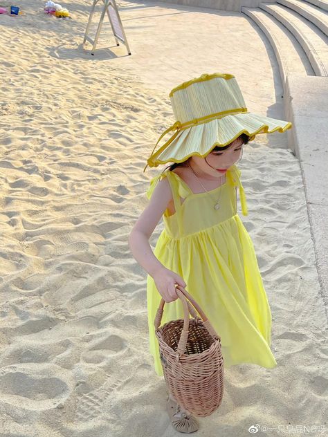 Baby Girl Beach Outfit, Kids Beach Outfit, Ulzzang Kids, Baby Dress Design, Beach Kids, Dresses Kids Girl, Girl Mom