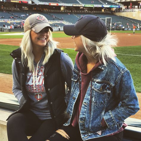 Baseball game outfits Hat Outfit Winter, Baseball Game Outfit, Baseball Hat Outfit, Baseball Cap Outfit, Cap Outfit, Game Outfit, Football Game Outfit, Baseball Outfit, Cooler Look