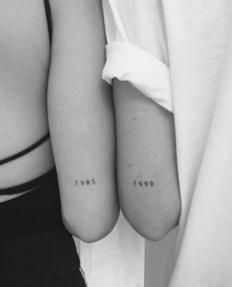 Small Number Tattoo Fonts, 1977 Tattoo, Siblings Tattoo For 3, Brother Sister Tattoo, Tato Minimal, Brother Tattoos, Cute Couple Tattoos, Matching Sister Tattoos, Sibling Tattoos