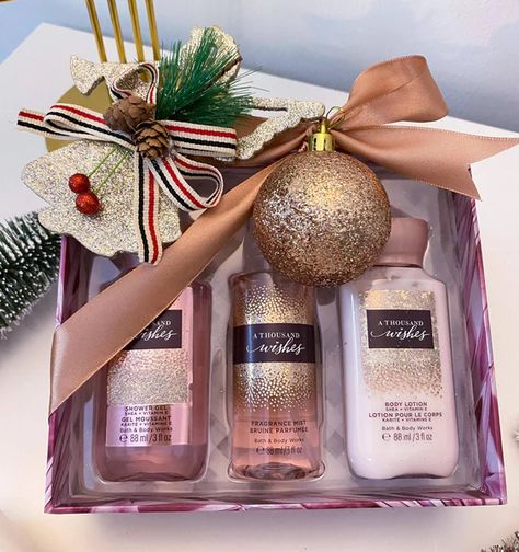 Bath N Body Works Gift Ideas, Gift Set Ideas Christmas, Bath And Body Work Gift Basket Ideas, Bath And Body Works Gift Set, Bath And Body Works Gift Baskets, Bath And Body Works Gift Ideas, Bath And Body Works Sets, Christmas Hamper Ideas, Ribbon Christmas Ornaments