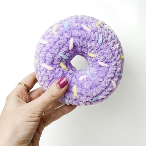 Rose and Lily Amigurumi: Crochet Donut - Free Crochet Pattern Crochet Donut, Crochet Turtle Pattern, Easy Amigurumi Pattern, Crochet Toys Free Patterns, Butterfly Tutorial, Donut Pattern, Crochet Toys Free, Easy Crochet Animals, Pola Amigurumi