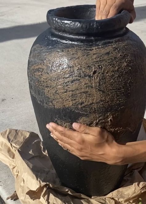 How to Use Mud to Make an Old Vase Look Expensive - DIY Aged Pots | Apartment Therapy Rustic Vases Decor, Easy Watercolor Ideas, Do It Yourself Quotes, Stone Spray Paint, Diy Painted Vases, Spray Paint Vases, Vases Diy, Pottery Decoration, Cheap Vases