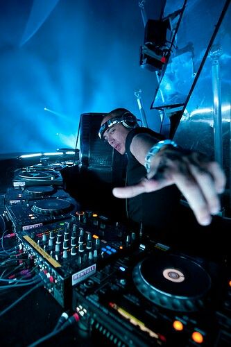 Dj Pose Reference, Dj Profile, Nightclub Photography, Dj Photoshoot, Dj Wallpaper, Dj Decks, Life Movie, Dj Club, King Card