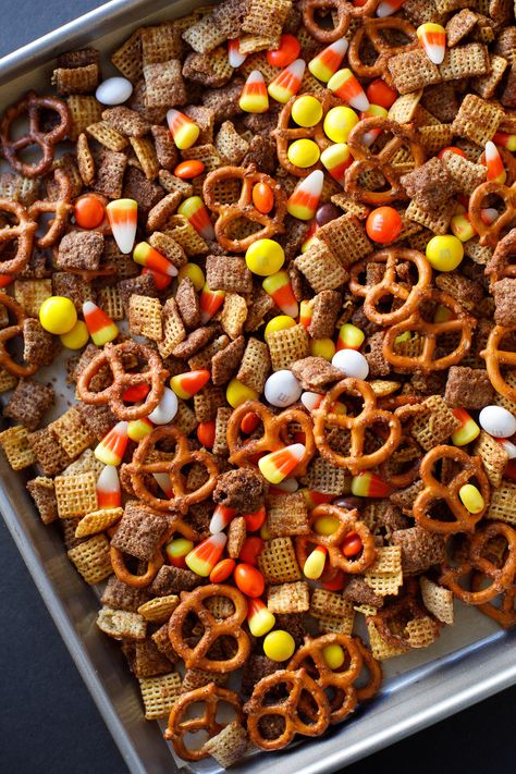 Pumpkin Spice Snack Mix - This easy fall chex mix recipe is perfect for your harvest parties! Fall Chex Mix Recipe, Fall Snack Recipes, Fall Chex Mix Recipes, Pumpkin Spice Snack Mix, Pumpkin Spice Snack, Fall Recipes Snacks, Fall Snack Mixes, Snack Mix Recipe, Halloween Snack Mix