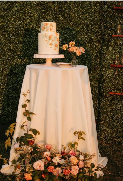 Table Decorations Farmhouse, Drinks Catering, Jean Flowers, Wedding Cake Backdrop, Grooms Cake Tables, Wedding Cake Display Table, Planner Table, Farmhouse Estate, Cake Table Backdrop